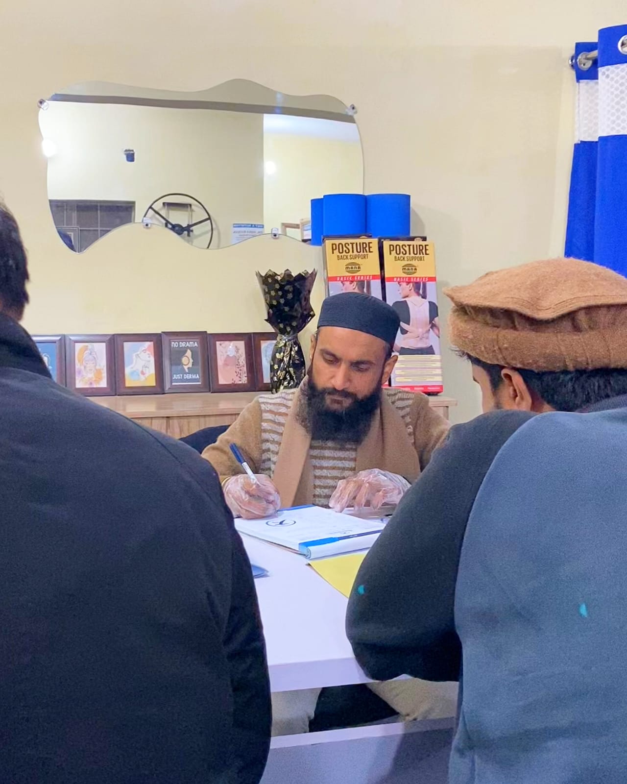 dr.mudassir Diagnosis a male patients in the physionic clicnic